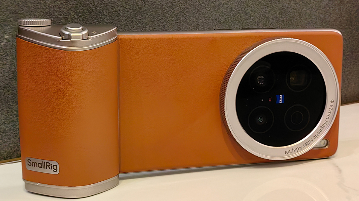 ASCII.jp：vivoのカメラフォン「X100 Ultra」はカメラグリップで