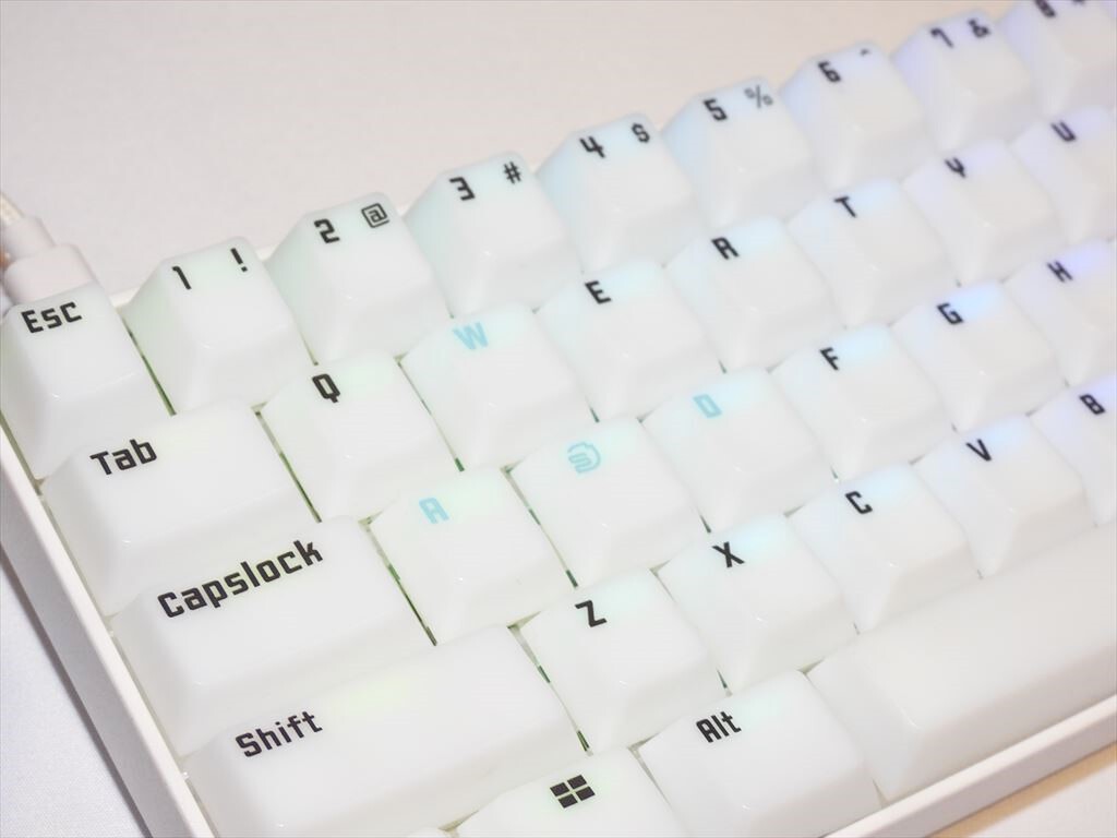 ホワイトでラピッドトリガー搭載、しかもお手頃価格な65%キーボード