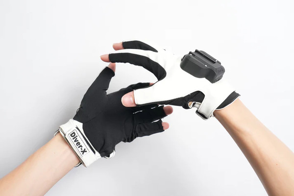 ゲームコントローラーだから売れた」後発だった日本産VR向けデバイスが