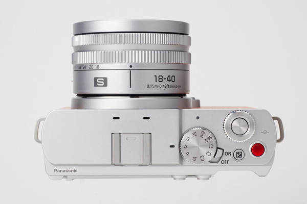 ASCII.jp：超広角ズームレンズなのに小型軽量な「18-40mm」＆新色