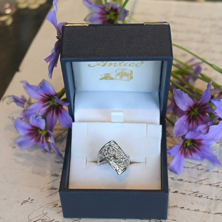 華やかな プラチナ透かし彫りリング | 芦屋Antico