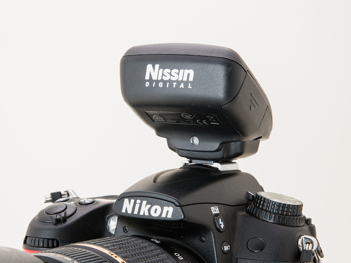ストロボの TTL 調光と照射角を手元で制御オフカメラライティングの