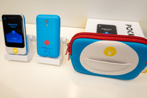 新型ポケトーク、カメラ画像翻訳と会話レッスン機能を搭載。ドラえもん