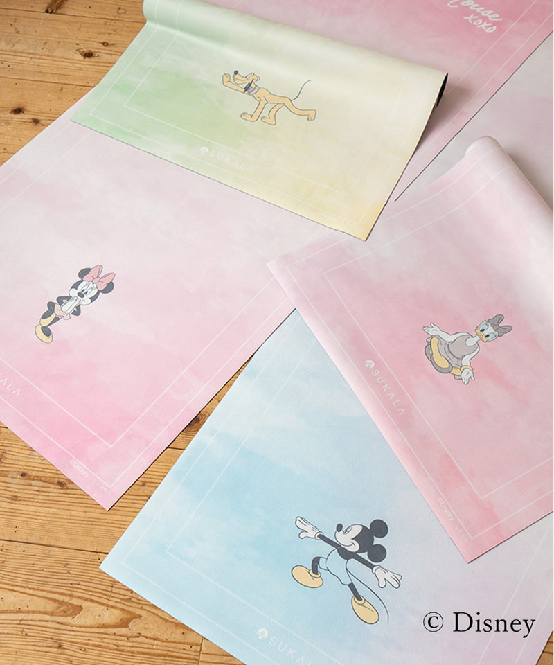 ディズニーのトラベルヨガマットで伸び〜っ。夏のリラックスタイムに