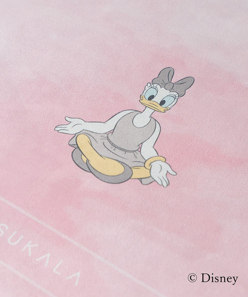 ディズニーのトラベルヨガマットで伸び〜っ。夏のリラックスタイムに