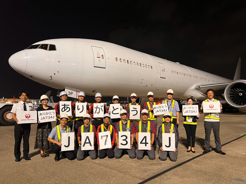 JALのボーイング 777-300ER、最初の退役機が離日 - トラベル Watch