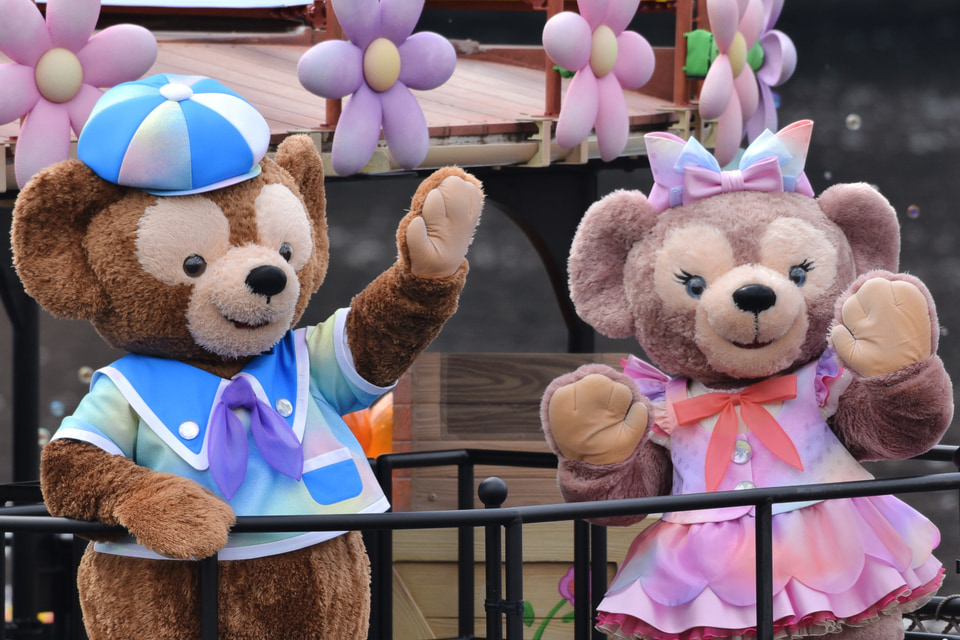 東京ディズニーシーの水路の隅々までダッフィーたちが水上