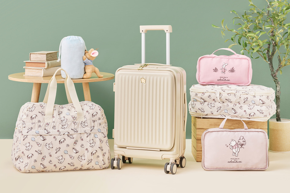 プーさんのトラベルグッズ「POOH TRAVEL」新登場！ スーツケースに
