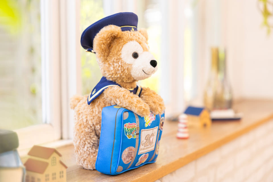 青いトランク持った「ダッフィー」ぬいぐるみ発売！ 20周年の思い出が