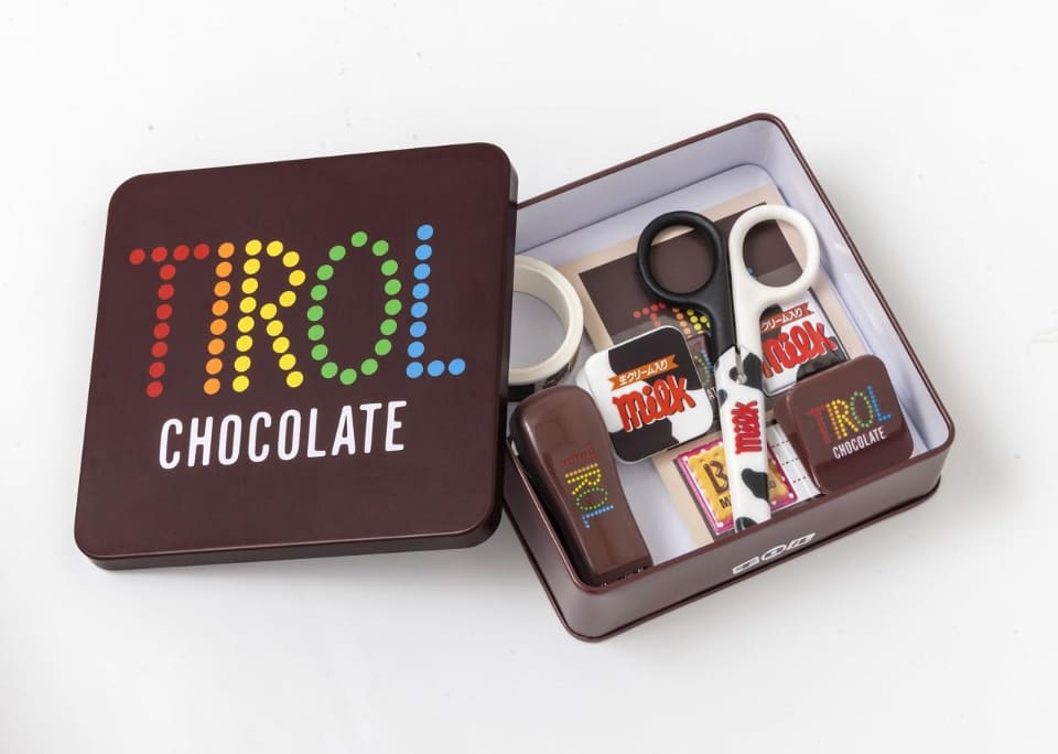 宝島社から「チロルチョコ」の文具セット発売。かわいい缶ケースに収納