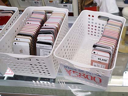 iPhone SEが5,800円から！初心者お断りのジャンク市、iPhone 8もあり