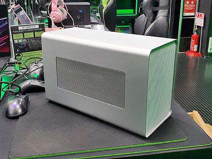ノートPCにビデオカードを増設できる「Razer Core X」に新色のシルバー