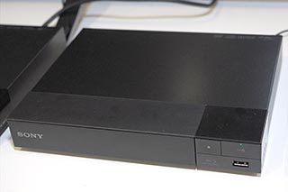 ソニー、Netflix対応予定の省スペースBDプレーヤー - AV Watch