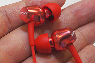ソニー、音漏れを低減した約2,000円からのイヤフォン。スマホリモコン