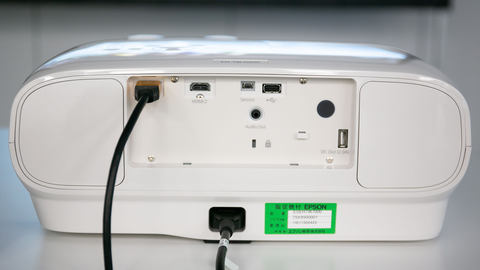 エプソン、16万円の4K/HDRプロジェクタ「EH-TW7000」。スピーカー内蔵