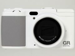 写真で見る写真で見るリコーGR DIGITAL IVホワイトエディション