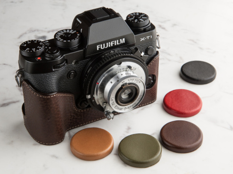 デジカメドレスアップ主義：小径レンズをレザーキャップで装う