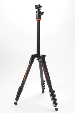 デジカメアイテム丼：手堅い作りのカーボン製トラベル三脚 VANGUARD