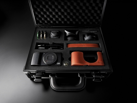 アルミトランク入りの限定「GR II Premium Kit」 - デジカメ Watch Watch