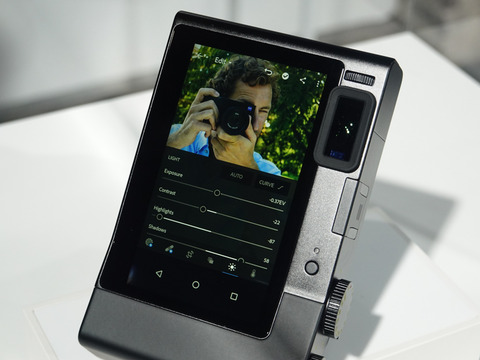 フォトキナ】ZEISS、Adobe Lightroom内蔵のデジタルカメラ「ZX1」発表