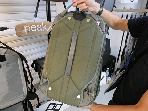 Peak Design「トラベルバックパック45L」が参考展示 - デジカメ Watch