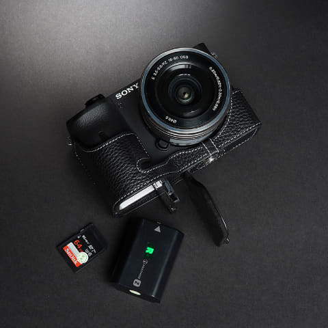 コロンビアレザーを採用したα6600用レザーカメラケース - デジカメ Watch