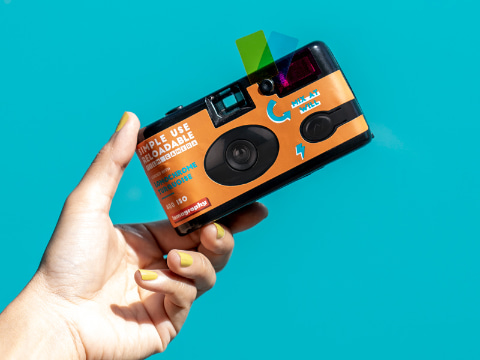 ロモグラフィー、肌が青に/空がオレンジになるレンズ付きフィルム