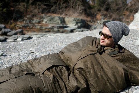 CARINTHIAのシュラフ「Defence」、日本限定サイズが予約販売開始。水に