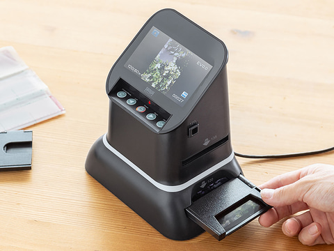 サンワサプライ、PCなしで使える120対応フィルムスキャナー - デジカメ