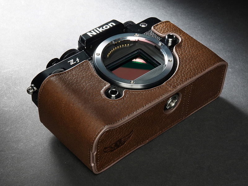 ニコン Z f」専用設計のハーフレザーケース。ブラックとブラウンの2色