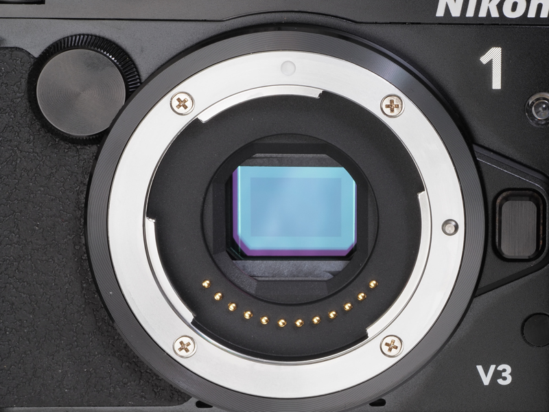 赤城耕一の「アカギカメラ」 第95回：専用アクセサリーで「Nikon 1 V3