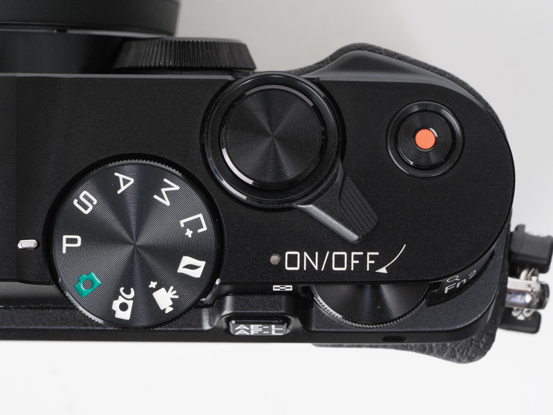 赤城耕一の「アカギカメラ」 第95回：専用アクセサリーで「Nikon 1 V3