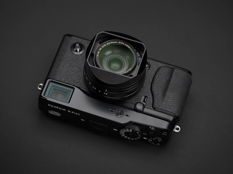 富士フイルム「XF23mmF2.8 R WR」などに対応したアルミ製角型フード