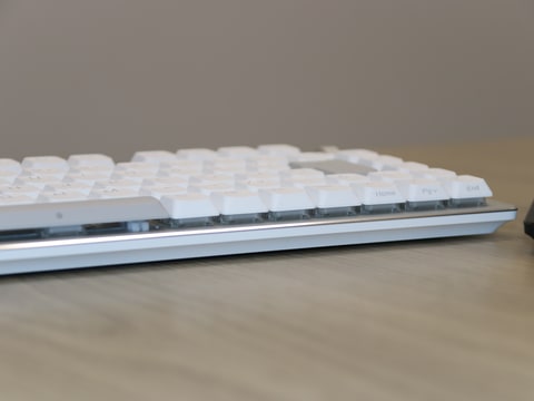 特集】エレコム、薄型＆ラピトリキーボードとFPS特化イヤホンで勝つ