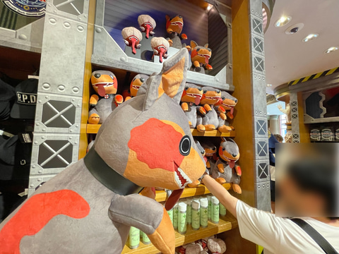 ゾンビ犬のクッションが可愛い！ USJ「バイオハザード」グッズ撮り