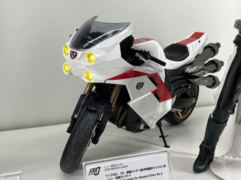 シン・仮面ライダー」より仮面ライダー/仮面ライダー2号フィギュア展示