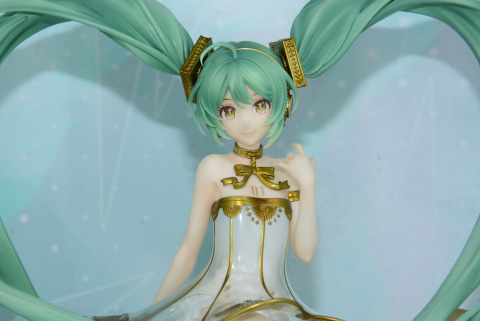 神秘的な透明感……。ずっと見つめていたい「初音ミクシンフォニー