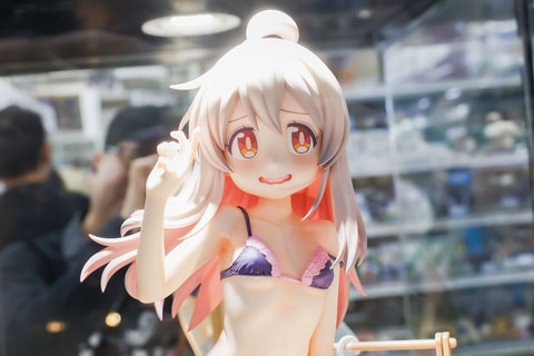 特別企画】ちょっぴり大人びた姿がかわいい！「緒山まひろ Tシャツ