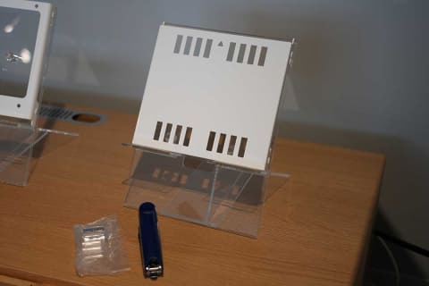 壁に掛けるアレクサ。アマゾン「Echo Show 15」と日本の壁掛け