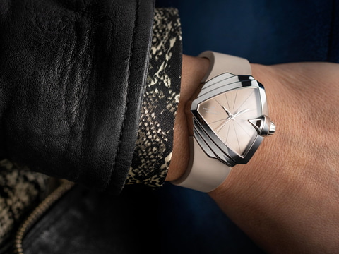 ハミルトン「ベンチュラ」に大型スケルトンダイヤルや小型モデル