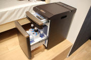 ツインバード、薬やメガネを収納できる引き出し付きの「ベッドサイド