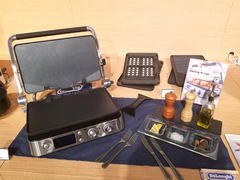 デロンギ、異なる温度設定が可能な2つのプレートでかたまり肉を挟んで