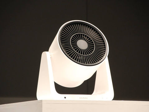 バルミューダ、コードレスで使える小型サーキュレーター 〜活性炭で