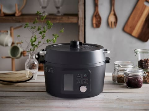 アイリスオーヤマ、80種類の自動調理メニューを搭載した大容量4Lの電気