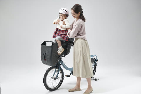 子供の足元を包み込むまゆ型チャイルドシート付きの電動アシスト自転車