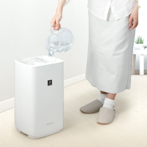 シャープ、上から給水できるスリムなプラズマクラスター加湿器 - 家電