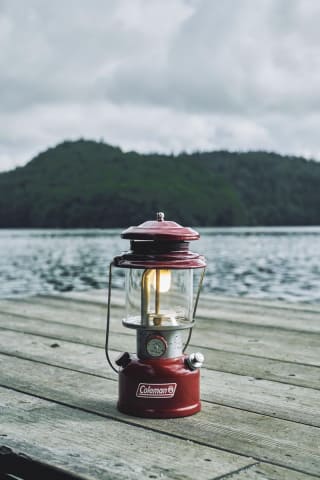 コールマン、30年変わらないガソリン式ランタンにレッドが復刻 - 家電