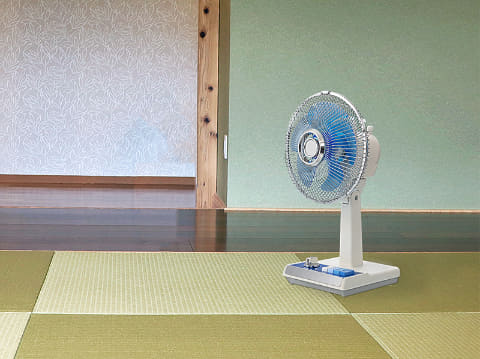 昭和レトロなミニ扇風機。懐かしいボタンとダイヤル - 家電 Watch