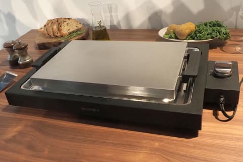 バルミューダからホットプレート、料理をエンタメに。上でステーキ