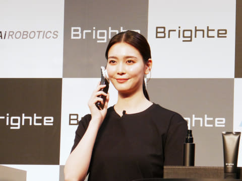 佐々木希「透明感が出る」美顔器 全身に使えるブラシ型も - 家電 Watch